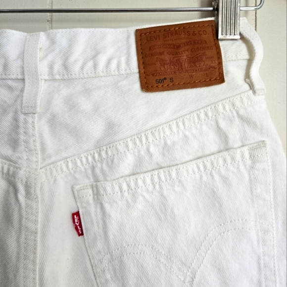 Levi's Women's White Distressed Jean Shorts-Size S - Picture 10 of 10